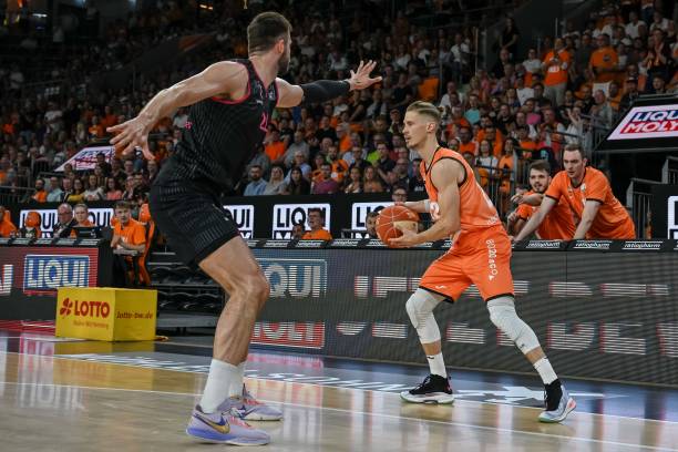 阿诺德并肩 阿诺德并肩